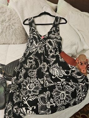 Du Jour Black & White Floral Maxi Dress Size L